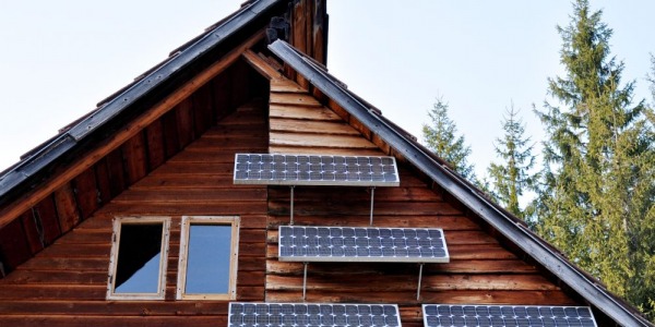 How many solar panels do I need for a 100 m² house?