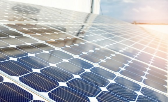Instalar batería solar, ¿En paralelo o en serie?