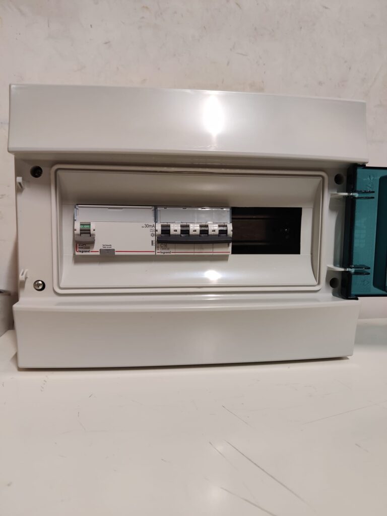 KIT CUADRO DE PROTECCIÓNES AUTOCONSUMO DOMEST TRIF